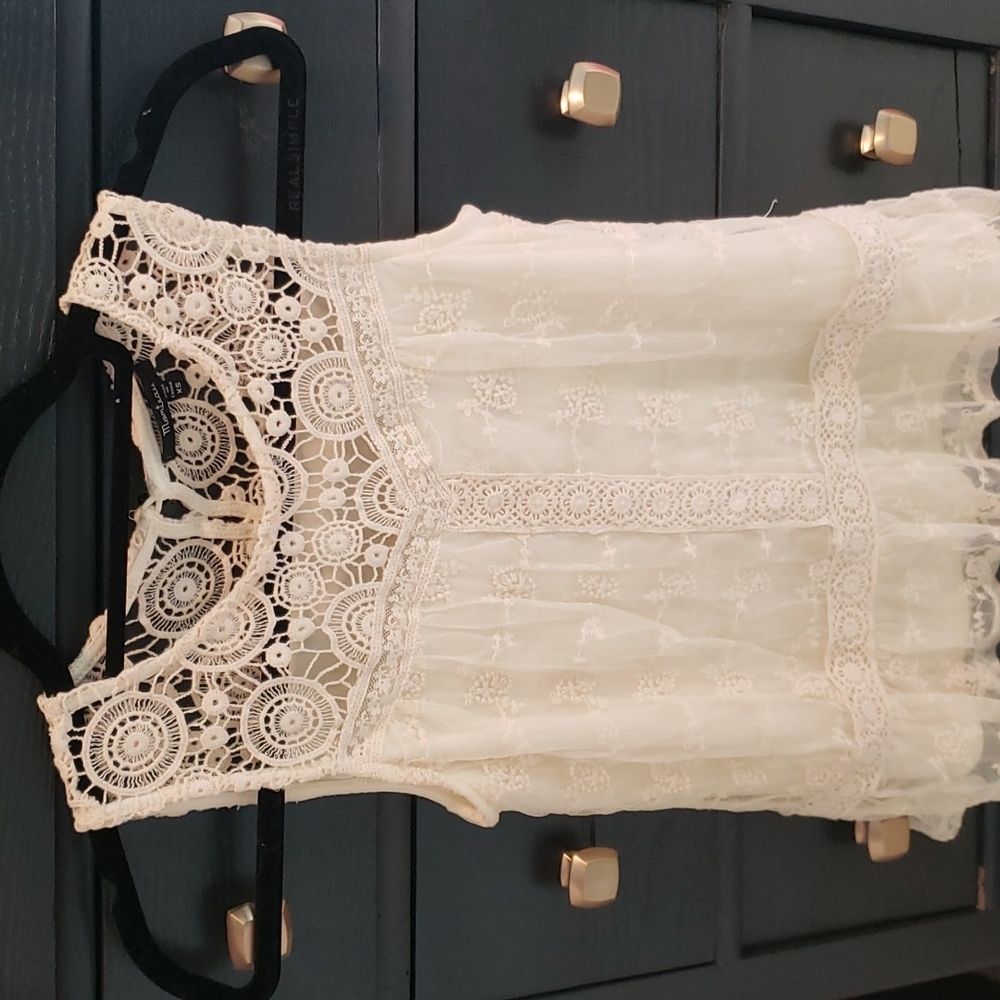 MONTEAU XS cream lace overlay sleeveless top NWOT - Picture 2 of 4